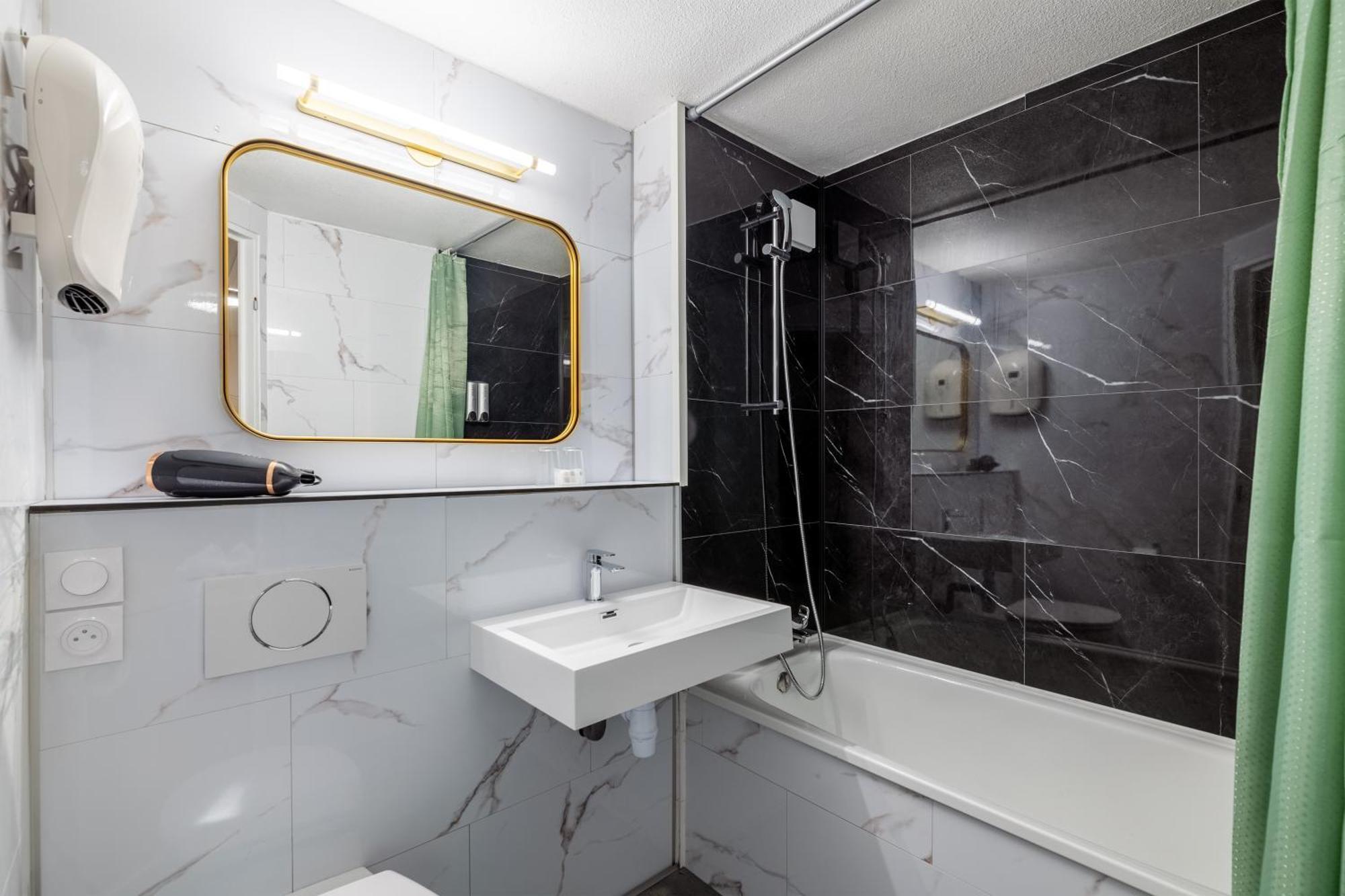 Hotel Le Roxane Saint-Laurent-des-Vignes Zewnętrze zdjęcie